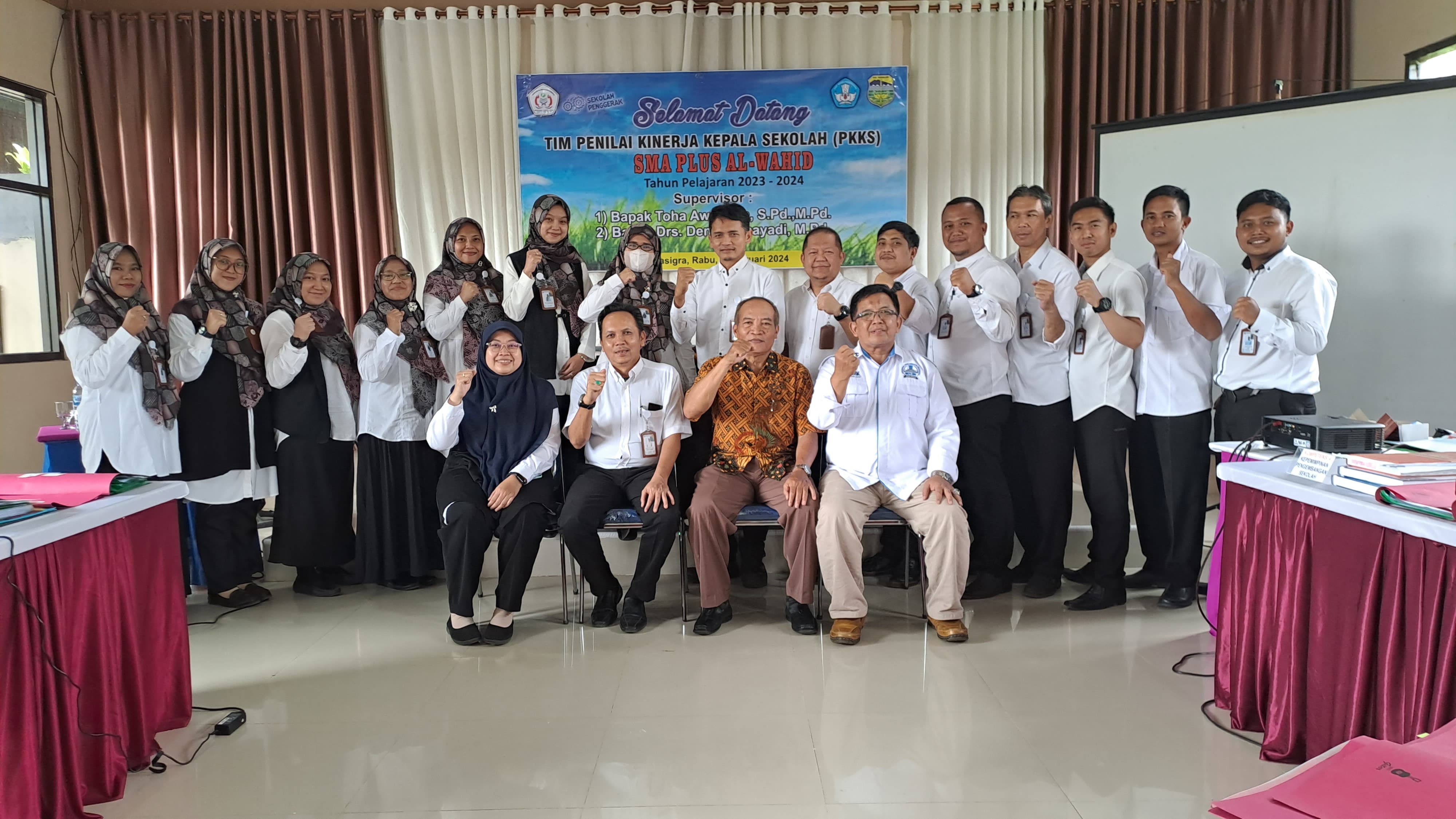 Foto Bersama Tim PKKS TP 2023/2024 dengan Tim Penilai