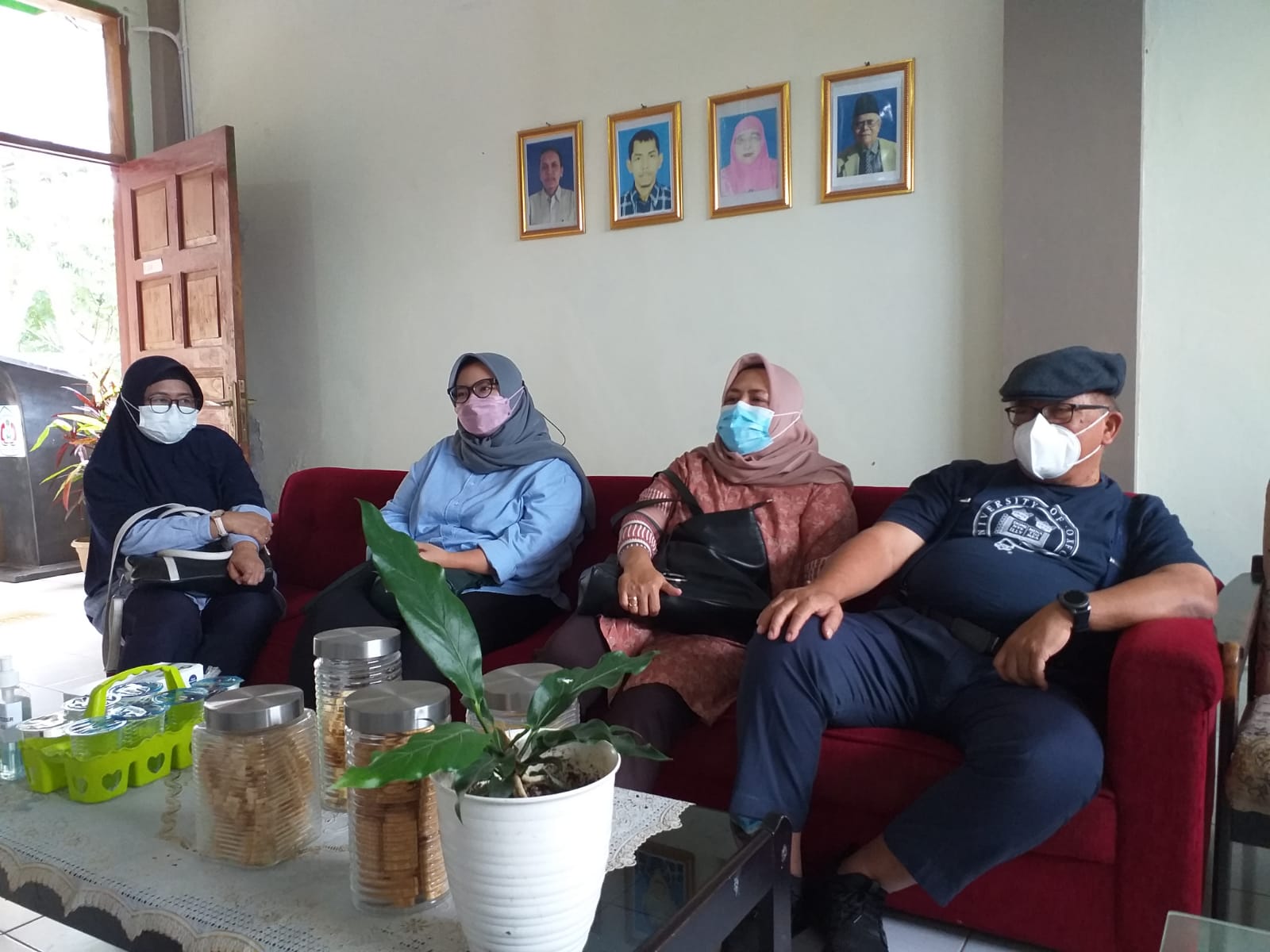 Sebuah kunjungan mendadak di sore hari