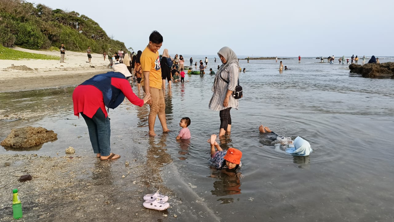 Bermain di pantai